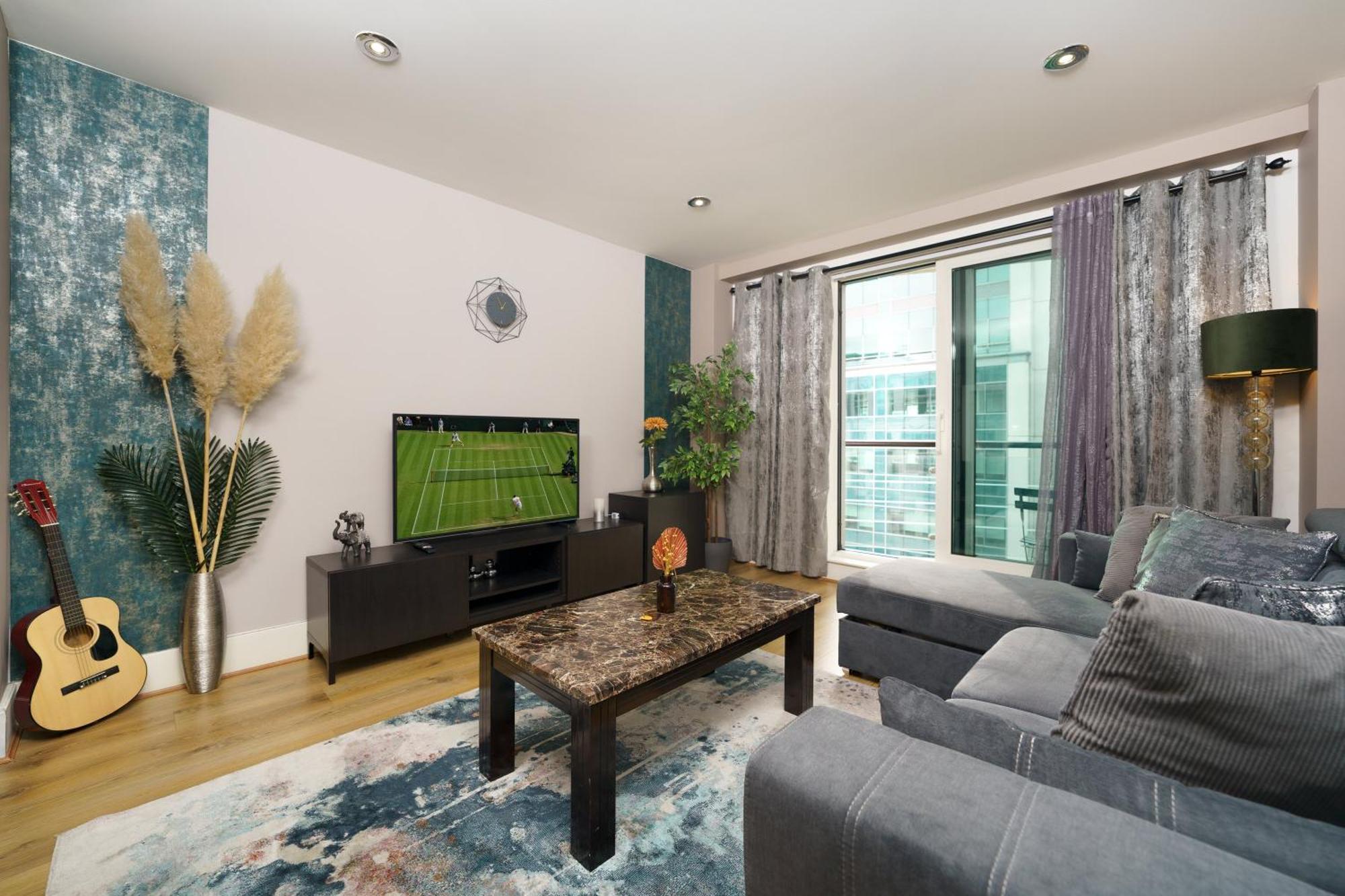 런던 St George Wharf 아파트 외부 사진