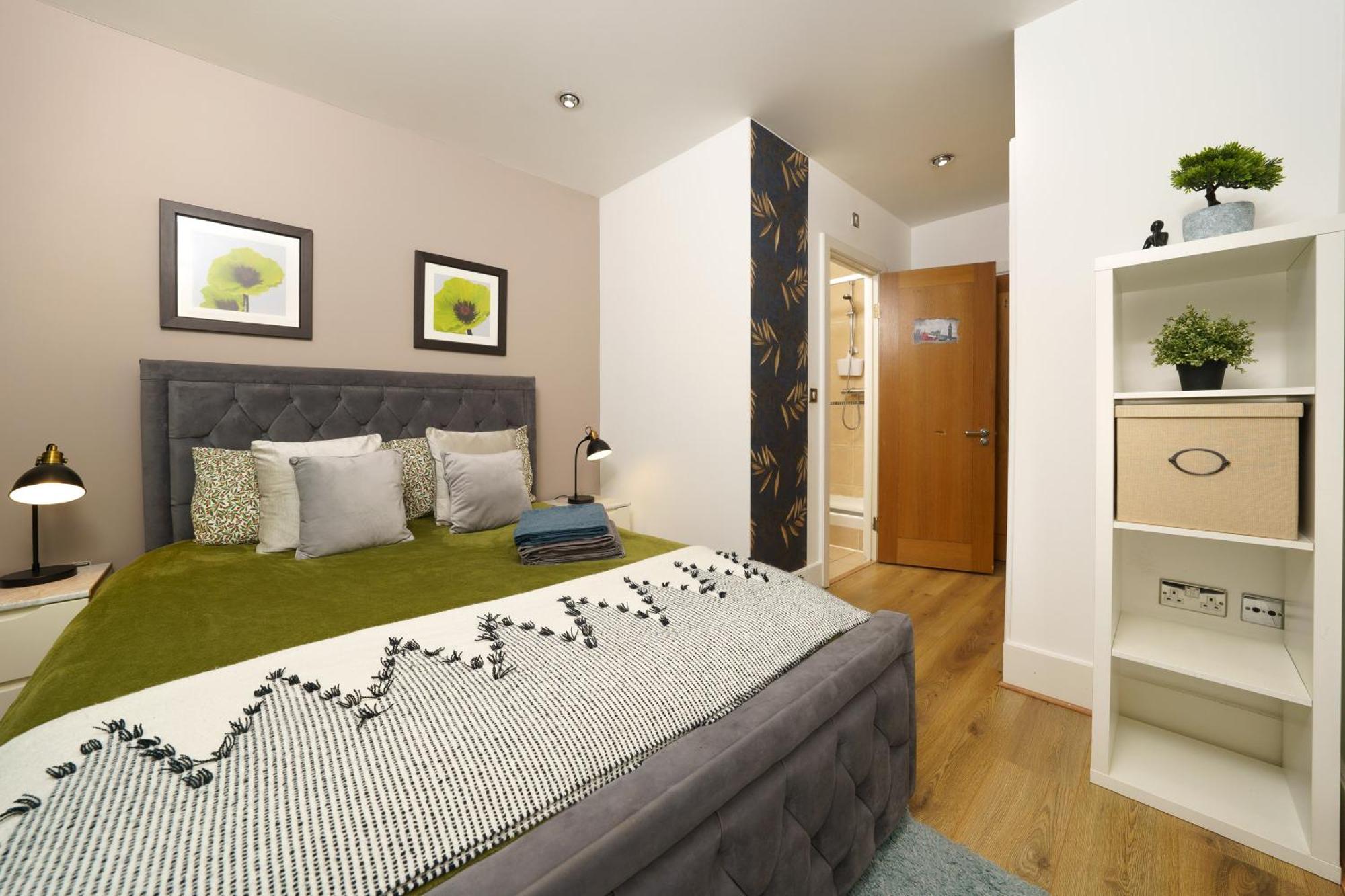 런던 St George Wharf 아파트 외부 사진