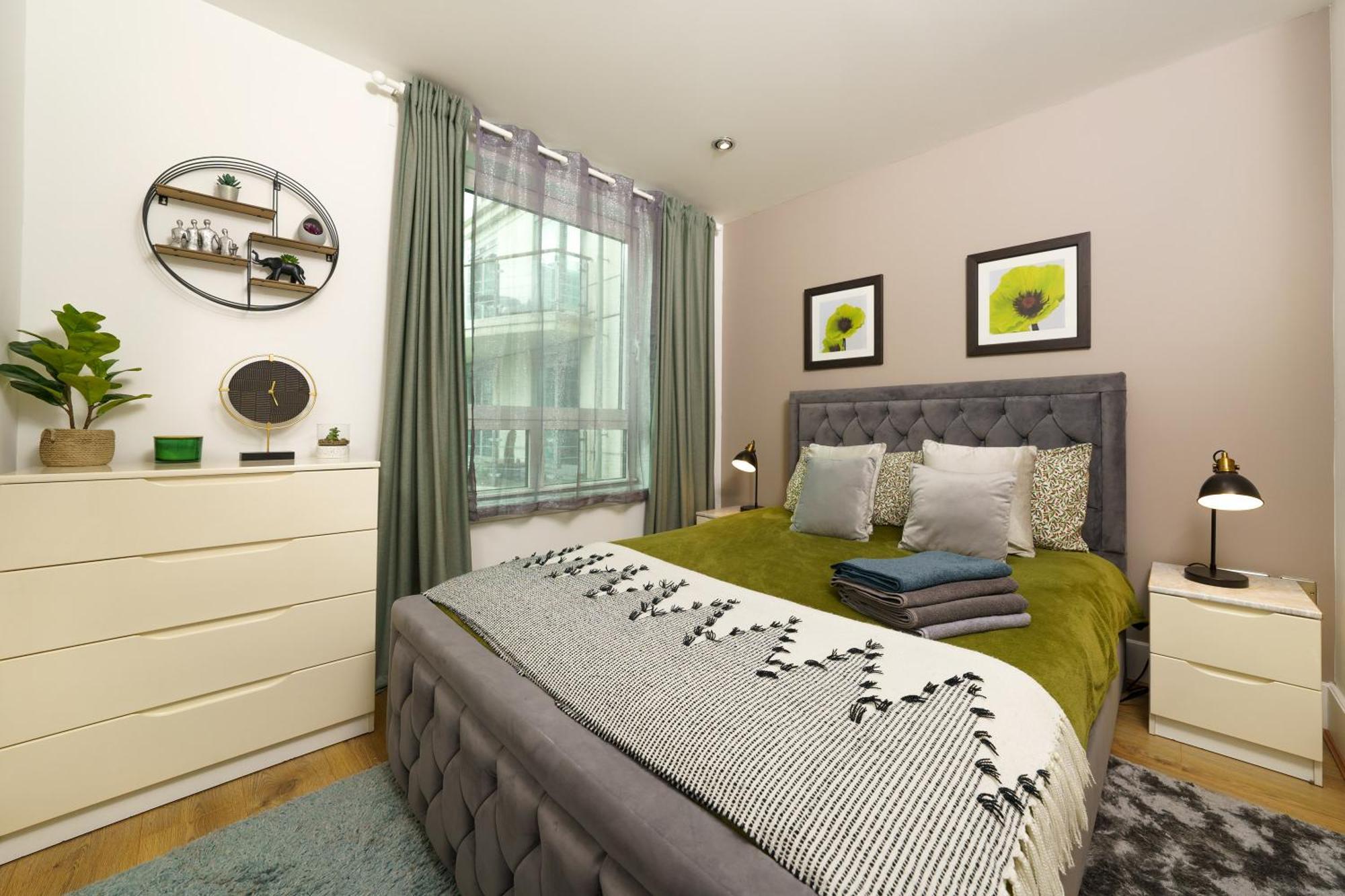 런던 St George Wharf 아파트 외부 사진
