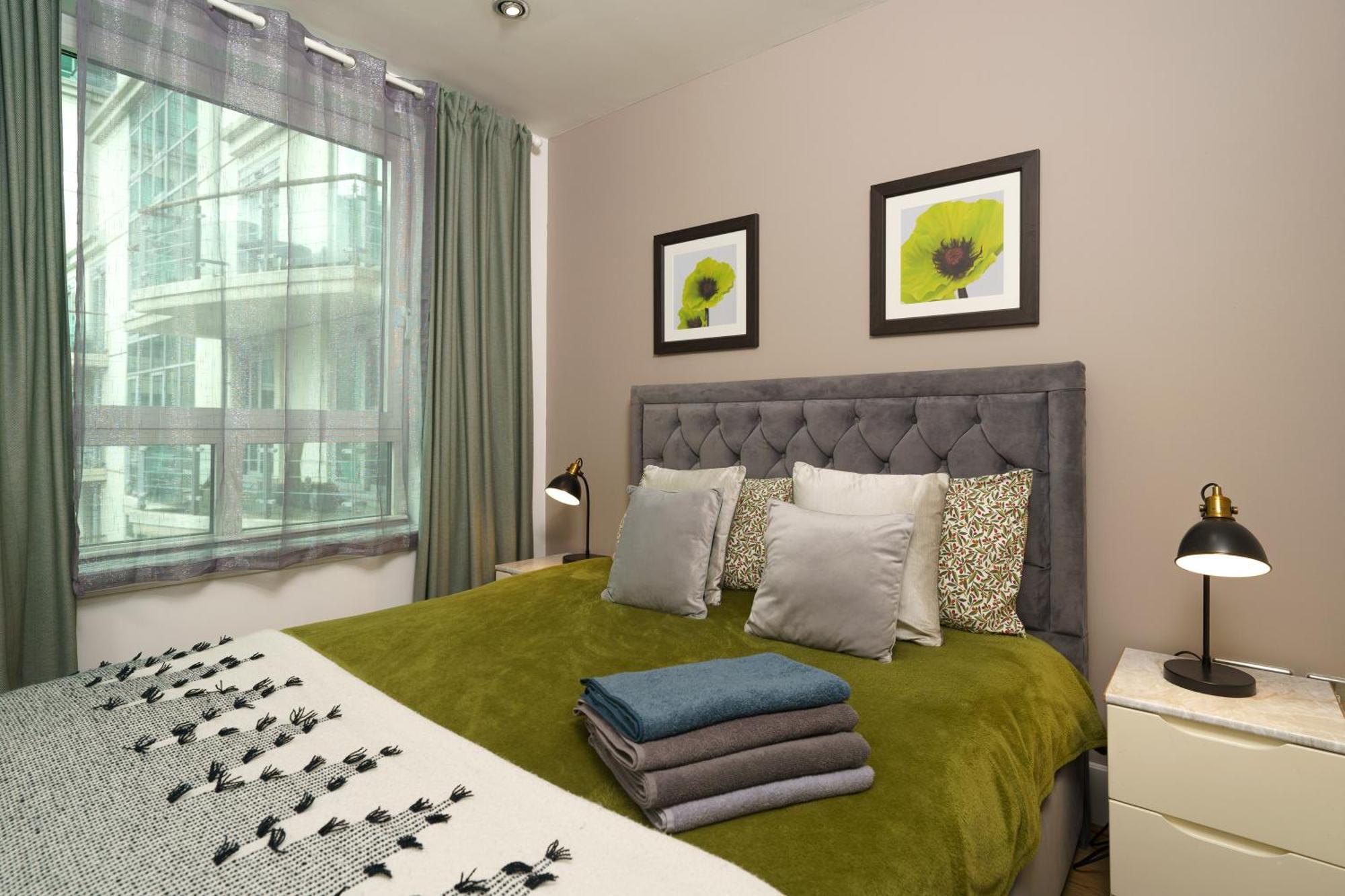 런던 St George Wharf 아파트 외부 사진