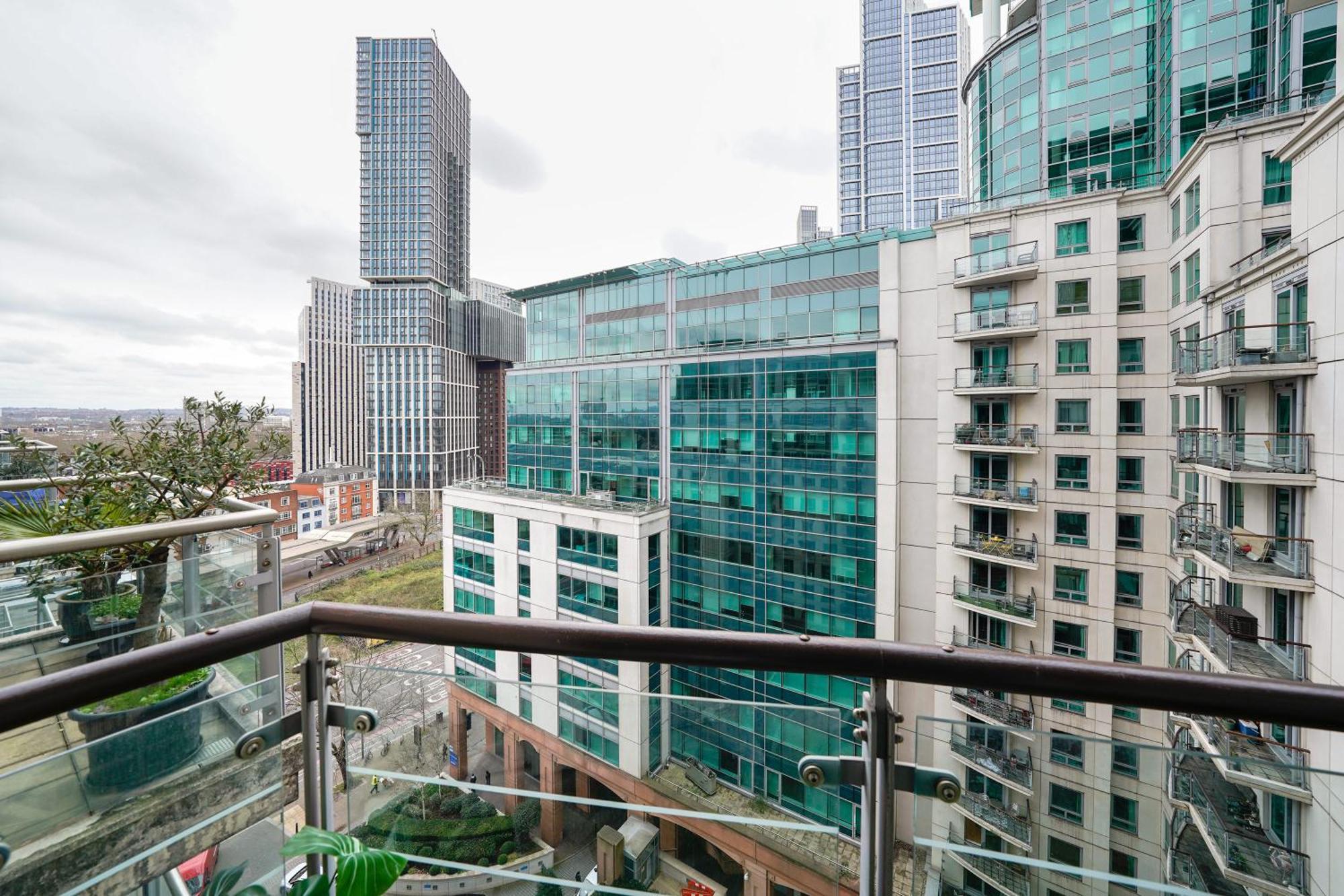 런던 St George Wharf 아파트 외부 사진