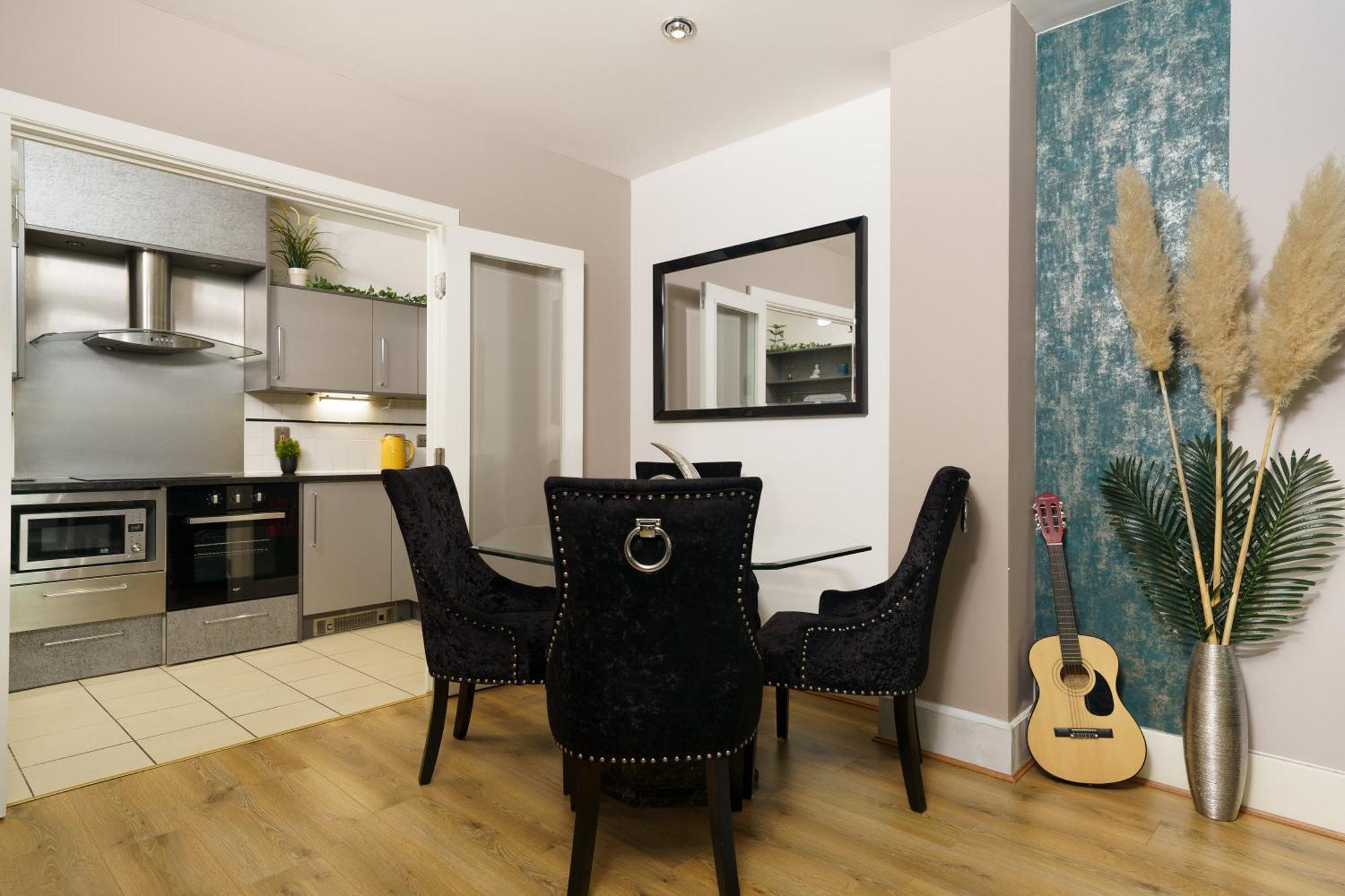 런던 St George Wharf 아파트 외부 사진