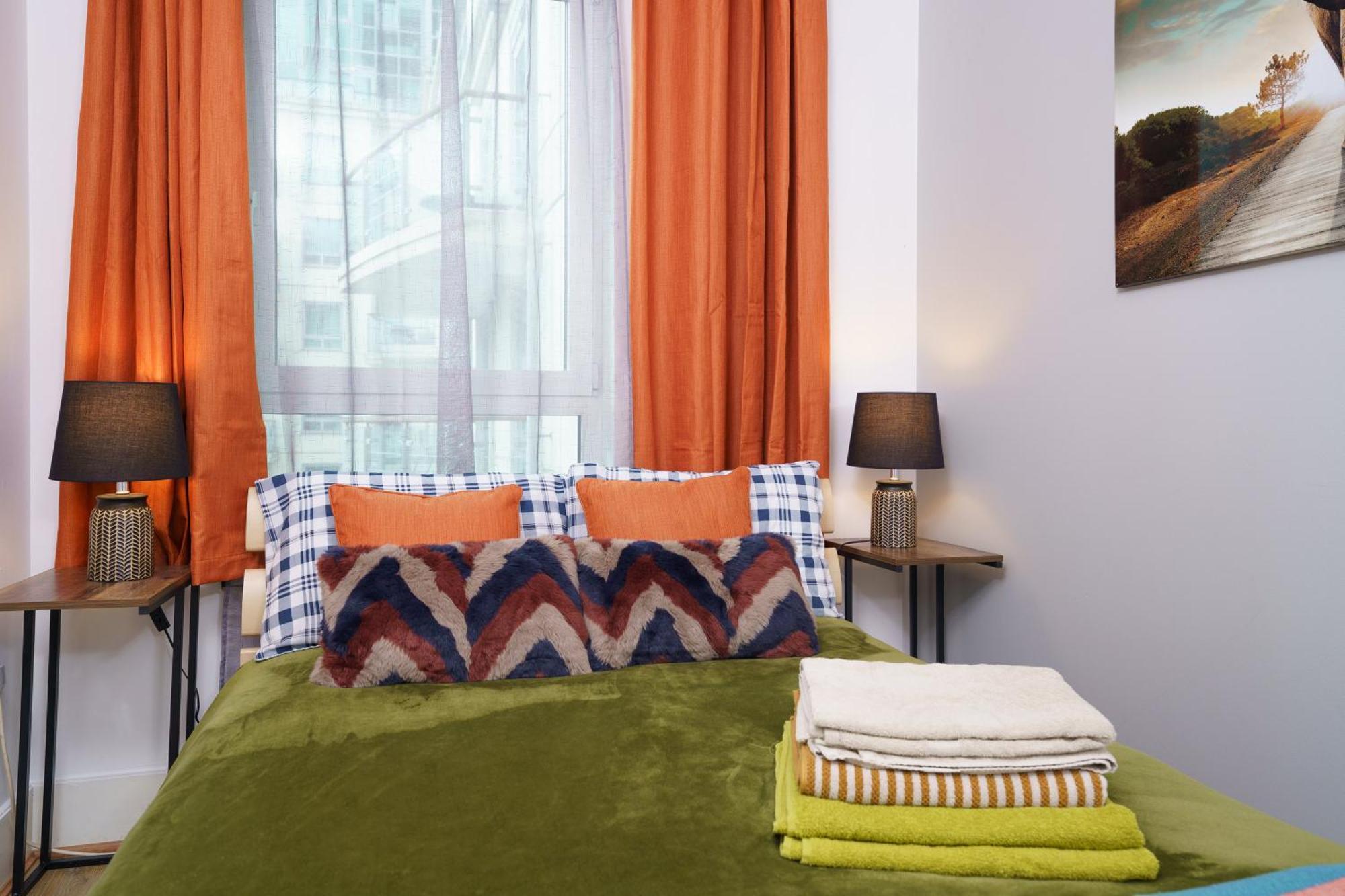 런던 St George Wharf 아파트 외부 사진