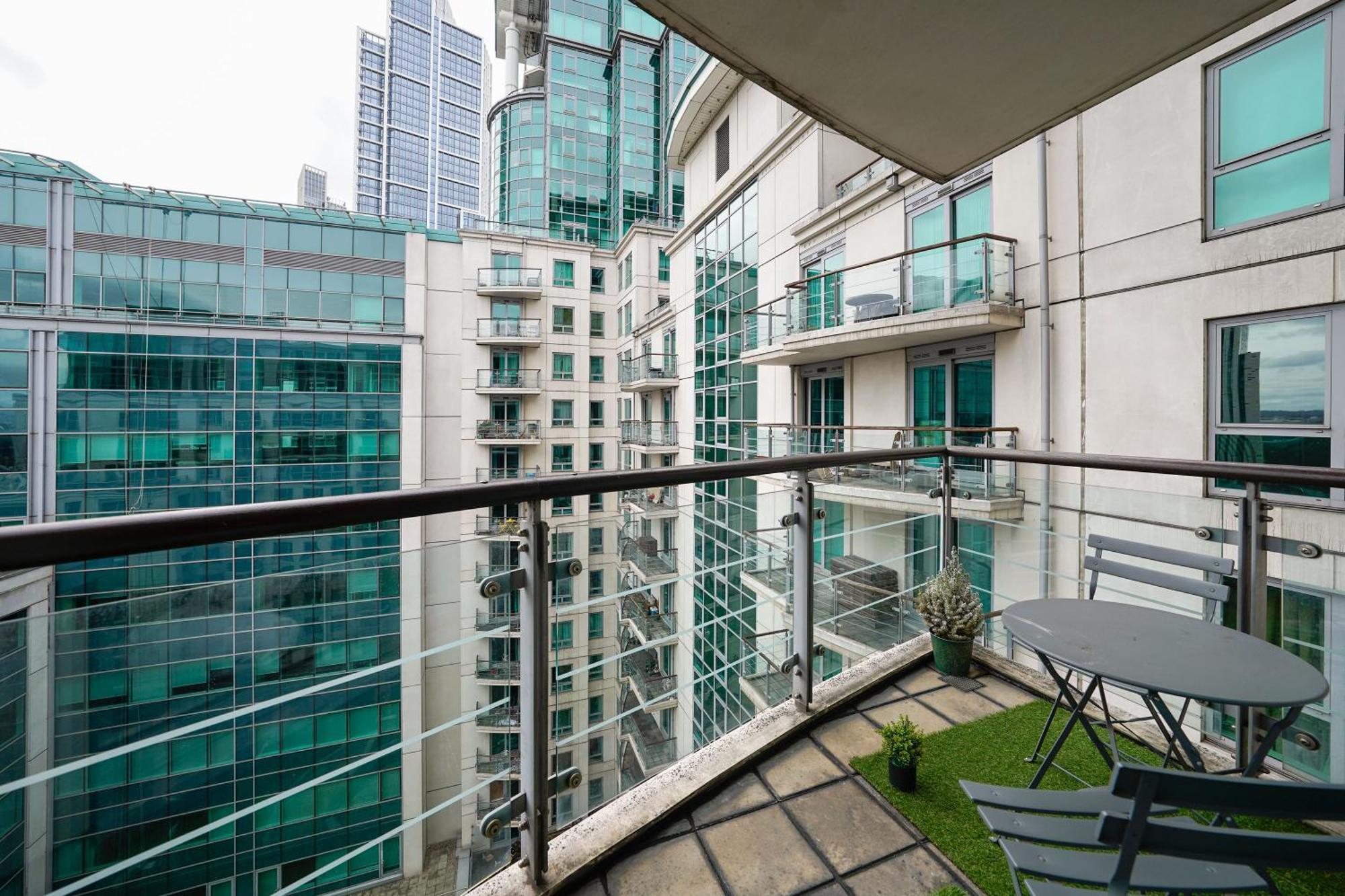 런던 St George Wharf 아파트 외부 사진