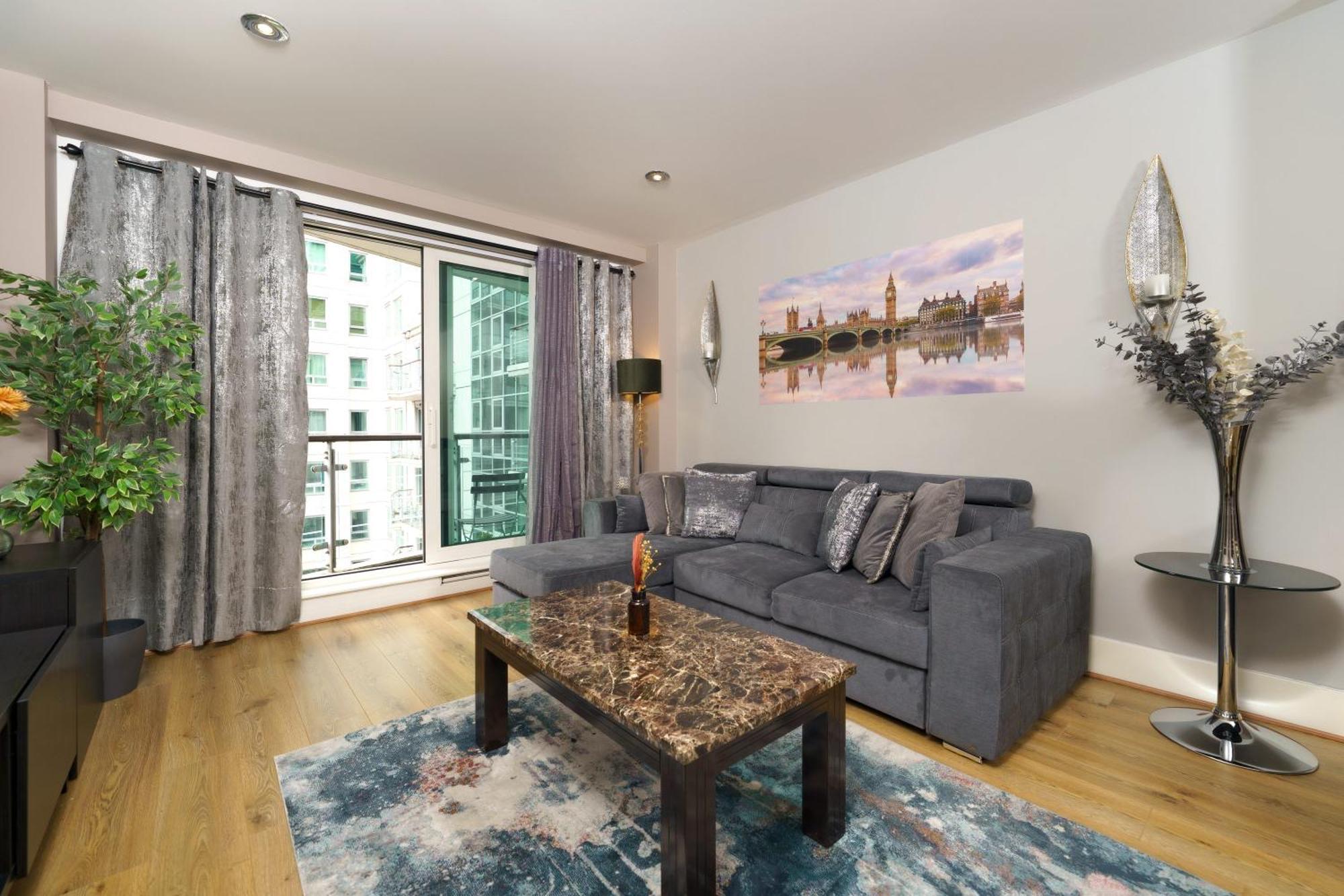 런던 St George Wharf 아파트 외부 사진